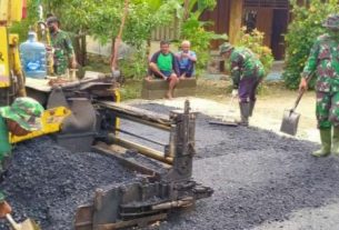 Pengaspalan Jalan TMMD Bojonegoro Dilakukan Dengan Gotong Royong