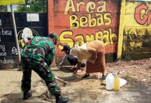 Babinsa Koramil 410-05/TKP Gotong Royong Buat Portal di Wilayah Binaan