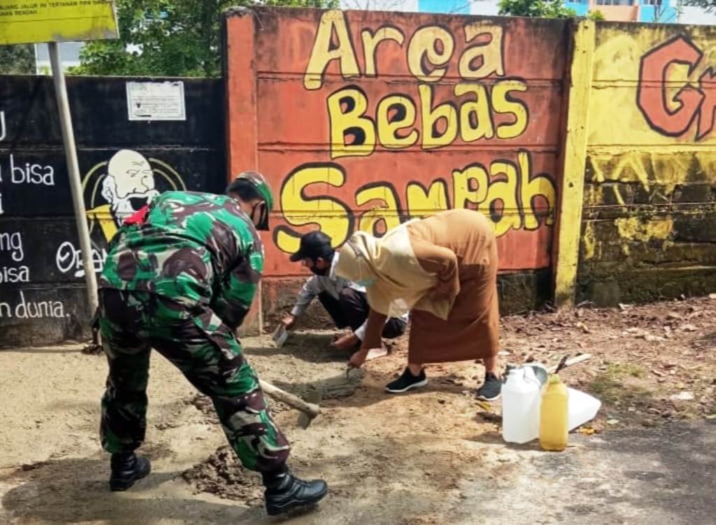 Babinsa Koramil 410-05/TKP Gotong Royong Buat Portal di Wilayah Binaan