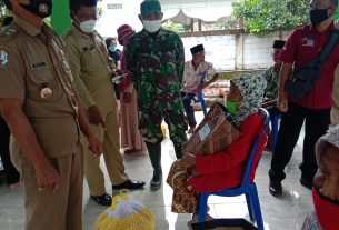 Anggota Satuan Tugas TMMD Kodim Bojonegoro Mendampingi Pemberian Bantuan Sosial