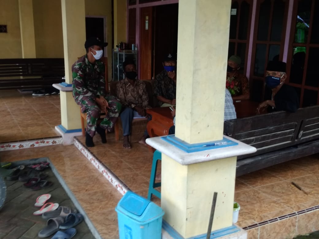 Jalin Kedekatan, Anggota Satuan Tugas TMMD Bojonegoro Komsos Dengan Warga Kalongan