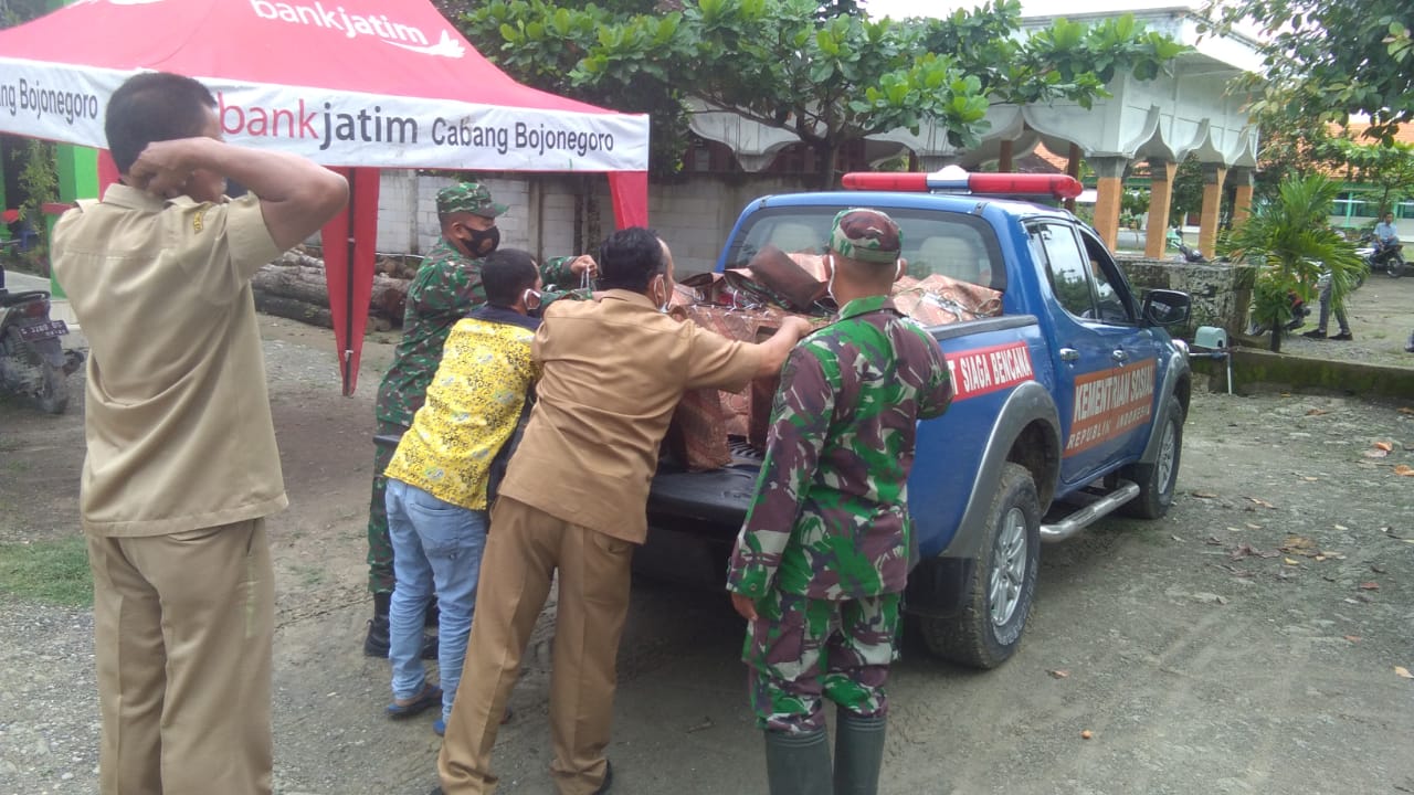 TMMD Tambakrejo, Dinas Sosial Bojonegoro Distribusikan Bantuan Paket Sembako