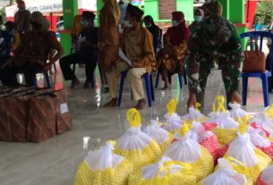 Satgas TMMD Bojonegoro Bantu Penempatan Paket Bantuan Sembako