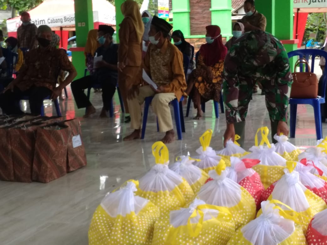 Satgas TMMD Bojonegoro Bantu Penempatan Paket Bantuan Sembako