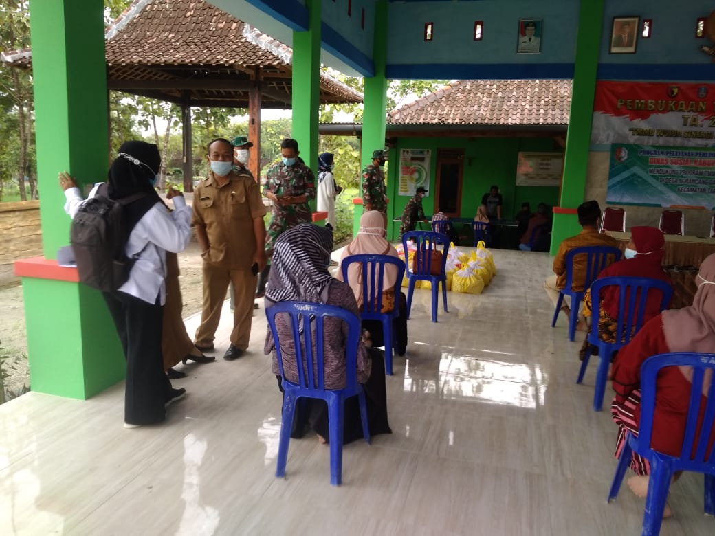 Satgas TMMD Bojonegoro Dukung pendistibusian Bansos Lansia Kalongan