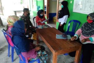 Anggota Satgas TMMD Kodim Bojonegoro Bantu Susun Administrasi Bansos Lansia