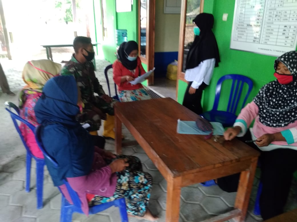 Anggota Satgas TMMD Kodim Bojonegoro Bantu Susun Administrasi Bansos Lansia