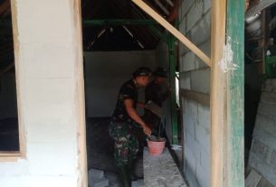Semangat, Anggota Satgas TMMD Bojonegoro Percepat Renovasi Rumah Warga Jatimulyo