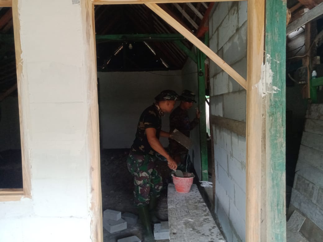 Semangat, Anggota Satgas TMMD Bojonegoro Percepat Renovasi Rumah Warga Jatimulyo