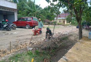 Tak Kenal Lelah, Pak Lasiran Antusias Bantu Pengerjaan Jalan Program TMMD Bojonegoro