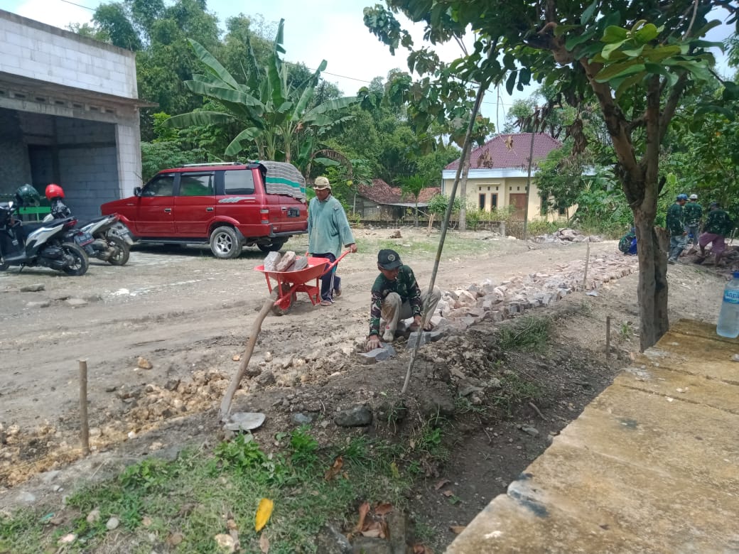 Tak Kenal Lelah, Pak Lasiran Antusias Bantu Pengerjaan Jalan Program TMMD Bojonegoro