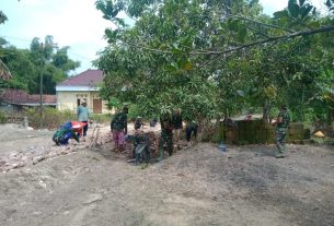 Anggota Satuan Tugas TMMD Bojonegoro Lakukan Perbaikan Jalan Desa Jatimulyo