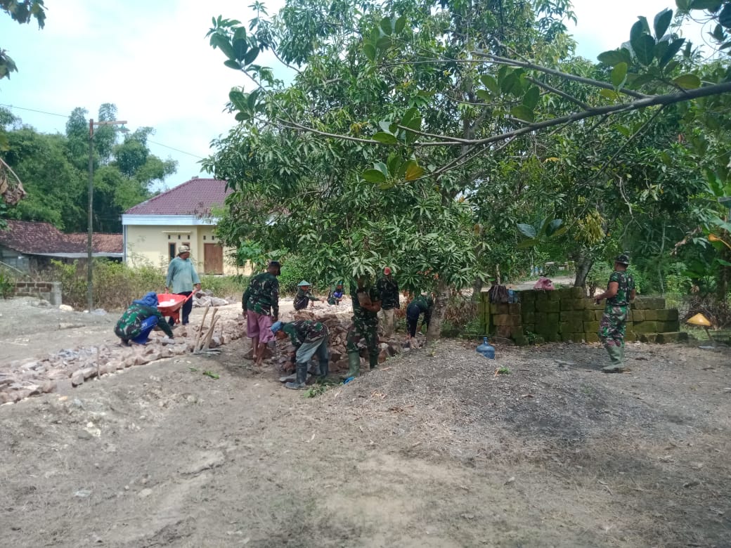 Anggota Satuan Tugas TMMD Bojonegoro Lakukan Perbaikan Jalan Desa Jatimulyo
