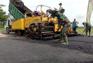 Satgas TMMD Kodim Bojonegoro Kebut Pemeratan Aspal Jalan