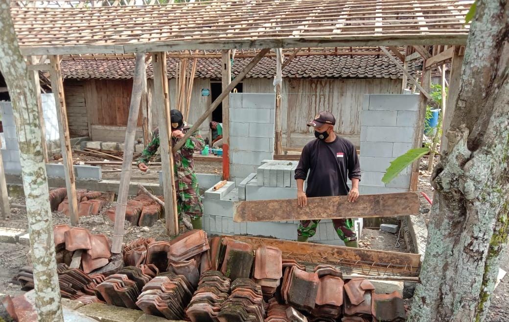 Satgas TMMD Bojonegoro Pasang Rangka Rumah Sasaran RTLH Aladin