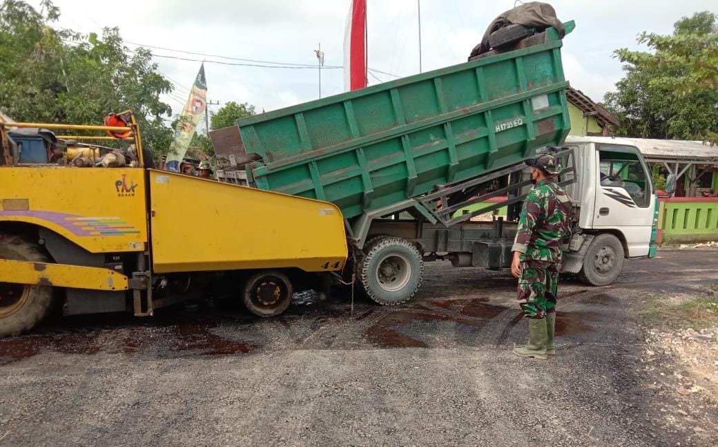 Bongkar Aspal, Danton Satgas TMMD Bojonegoro Beri Komando Armada Truck