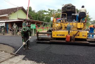 Berjibaku, TNI Percepat Pembangunan Jalan Aspal TMMD Bojonegoro