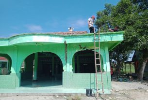 Bersama Warga, Satuan Tugas TMMD Bojonegoro Karya Bakti Cat Masjid