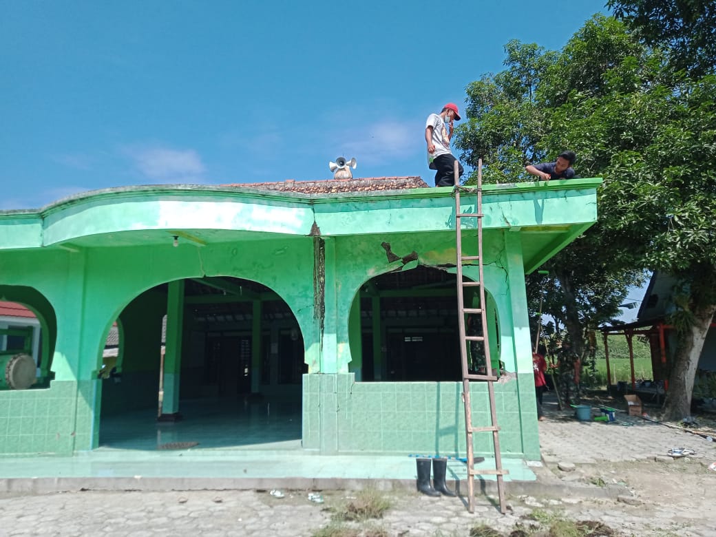 Bersama Warga, Satuan Tugas TMMD Bojonegoro Karya Bakti Cat Masjid