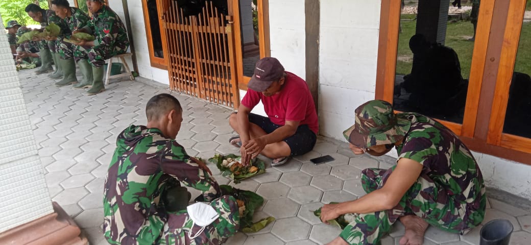 Kebersamaan, Satuan Tugas TMMD Bojonegoro Makan Bareng Warga