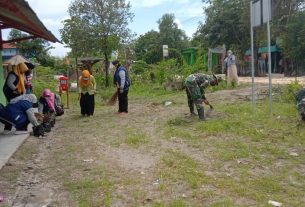 Bersama Warga, Satuan Tugas TMMD Bojonegoro Bersihkan Halaman Pos PAUD Melati