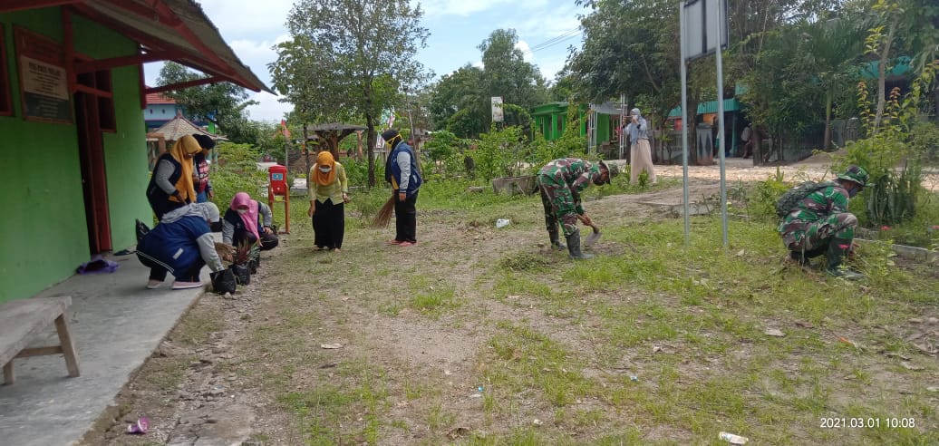 Bersama Warga, Satuan Tugas TMMD Bojonegoro Bersihkan Halaman Pos PAUD Melati