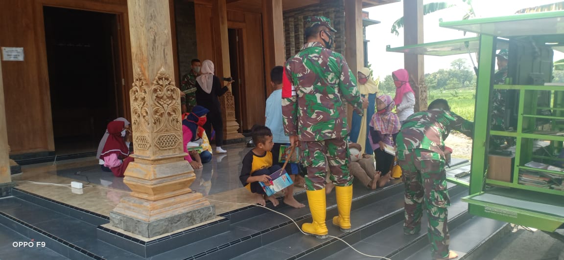 Tingkatkan Minat Belajar, Dansatgas TMMD Bojonegoro Berikan Buku Bacaan Pada Anak-Anak