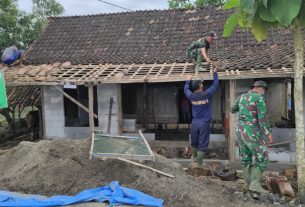 Satgas TMMD Kodim Bojonegoro Percepat Pemasangan Genteng Rumah Samadun