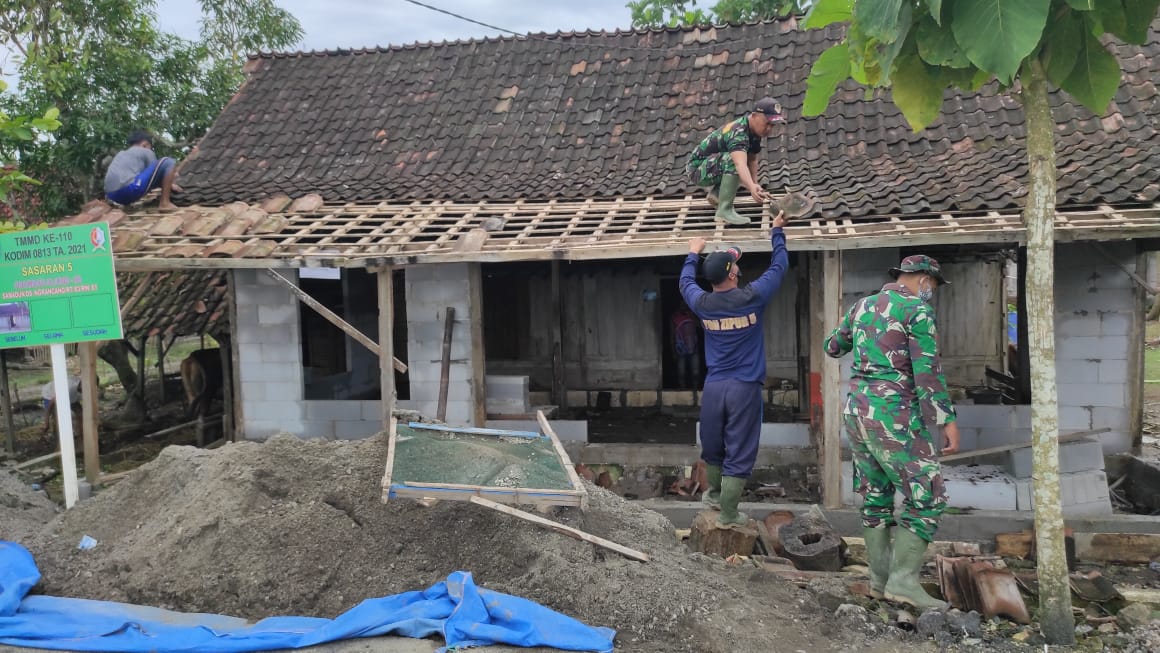 Satgas TMMD Kodim Bojonegoro Percepat Pemasangan Genteng Rumah Samadun