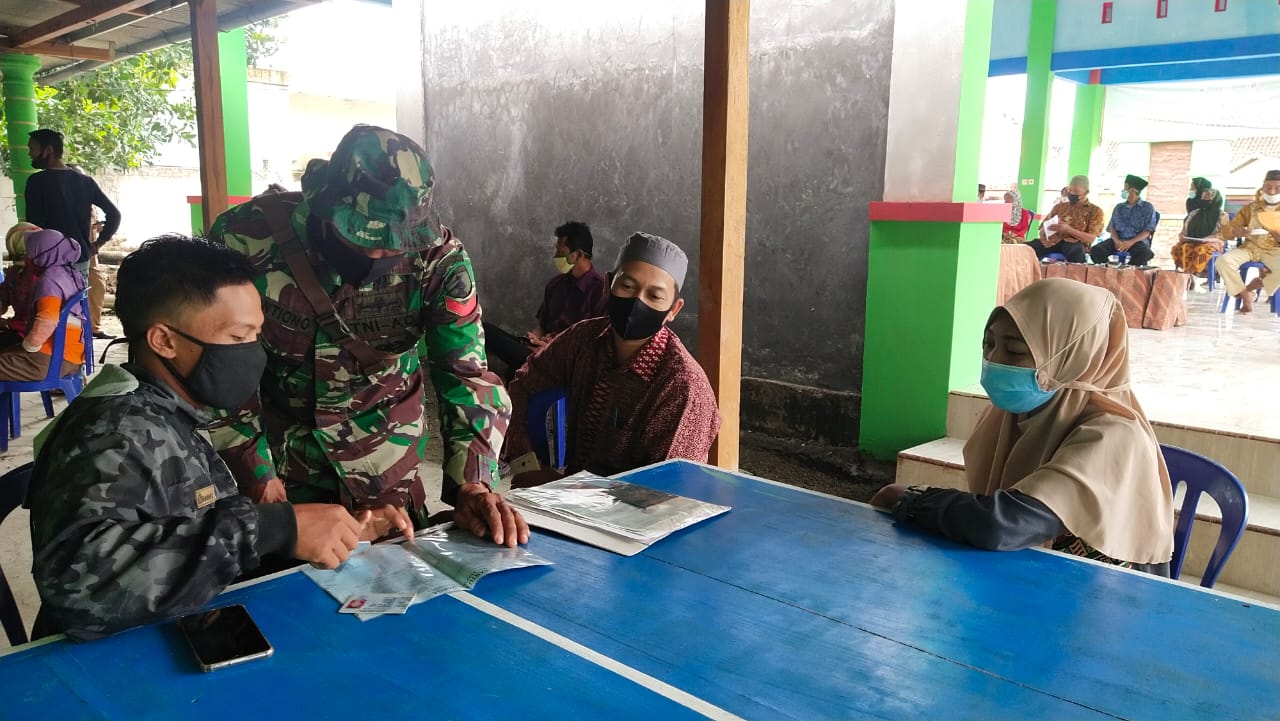 Satgas TMMD Kodim Bojonegoro Bantu Warga Mengurus Surat Administrasi Kependudukan