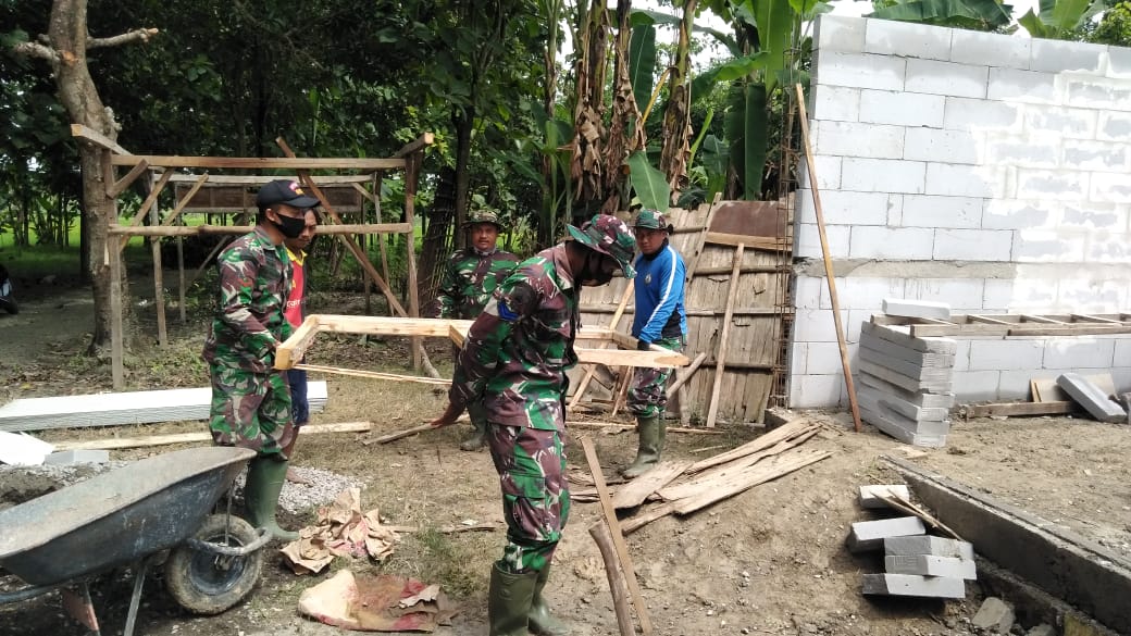 Program Aladin, Satgas TMMD Bojonegoro Bersama Warga Garap Gawangan Pintu