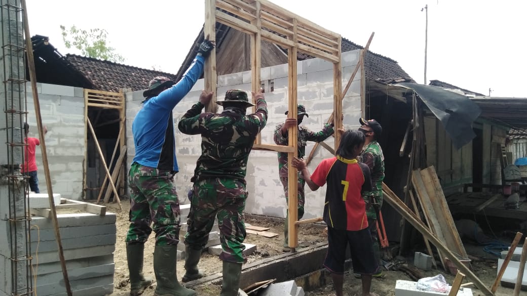 Semangat, Satgas TMMD Kodim Bojonegoro Pasang Gawangan Pintu Program Aladin