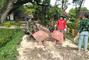 Percepat Pembangunan, Satgas TMMD Bersama Warga Langsir Material Perbaikan Jalan