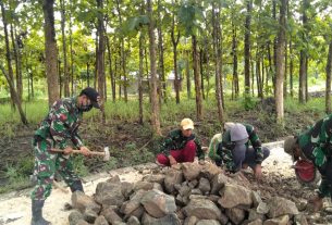 Bahu-Membahu, Satgas TMMD Bojonegoro Bersama Warga Perbaiki Jalan Kramanan