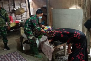 Siapkan Makan, Satgas TMMD Bojonegoro Bantu Masak Ibu Sumini