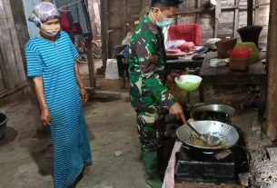 Kurangi Beban, Sumini Senang Dibantu Masak Oleh Satgas TMMD Bojonegoro