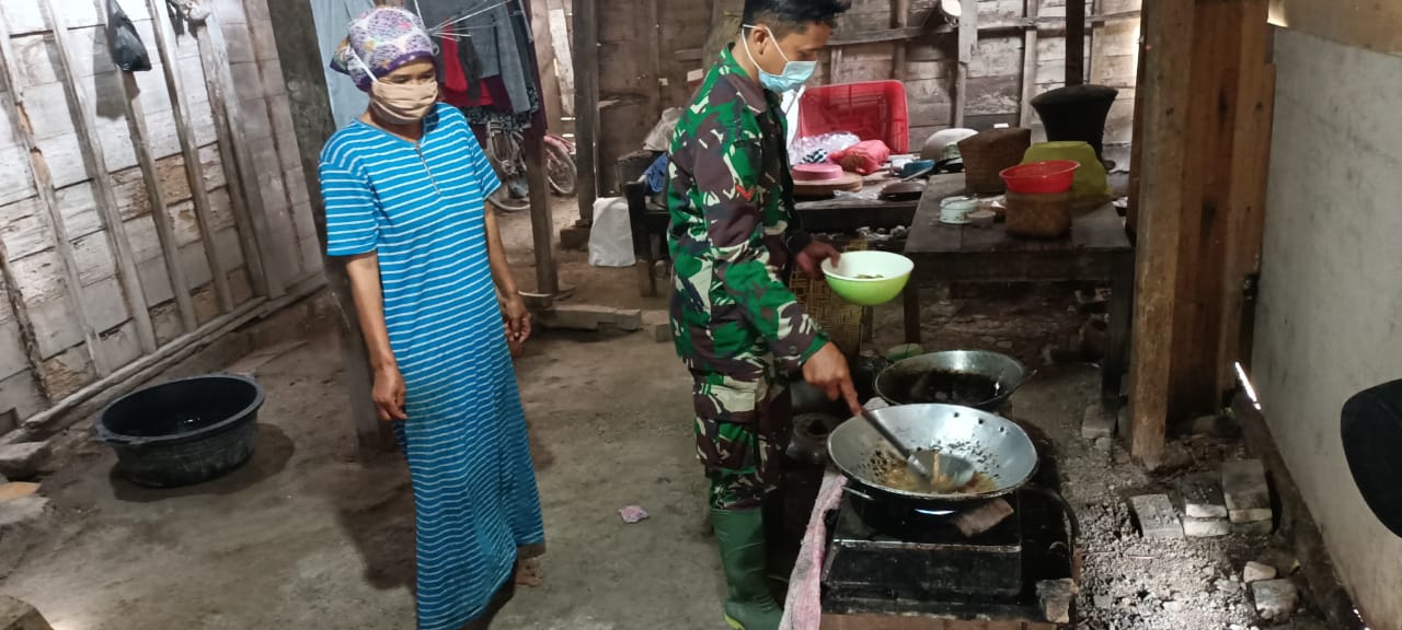 Kurangi Beban, Sumini Senang Dibantu Masak Oleh Satgas TMMD Bojonegoro