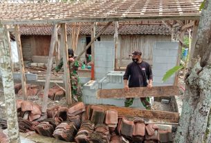 Satgas TMMD Kodim Bojonegoro Pasang Pondasi Rumah Bu Reni