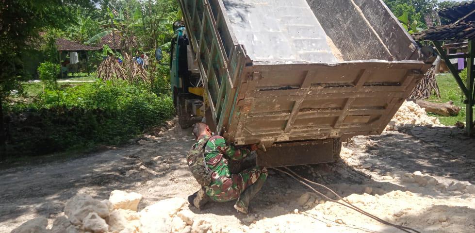 Mogok, Satgas TMMD Kodim Bojonegoro Bantu Tarik Dump Truk