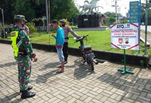 Warga Yang Melanggar Bersihkan Taman Krido Kusumo
