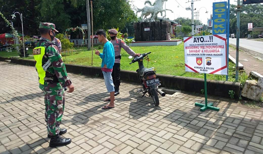 Warga Yang Melanggar Bersihkan Taman Krido Kusumo