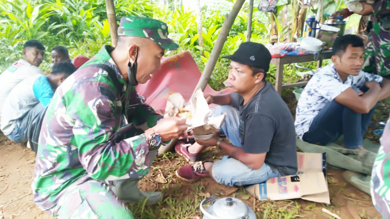 Jalin Kebersamaan Satgas TMMD Dan Warga Melalui Makan Siang