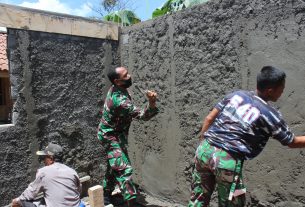 Tangan Terampil Pasiter Turut Serta Dalam Pembangunan Poskamling TMMD