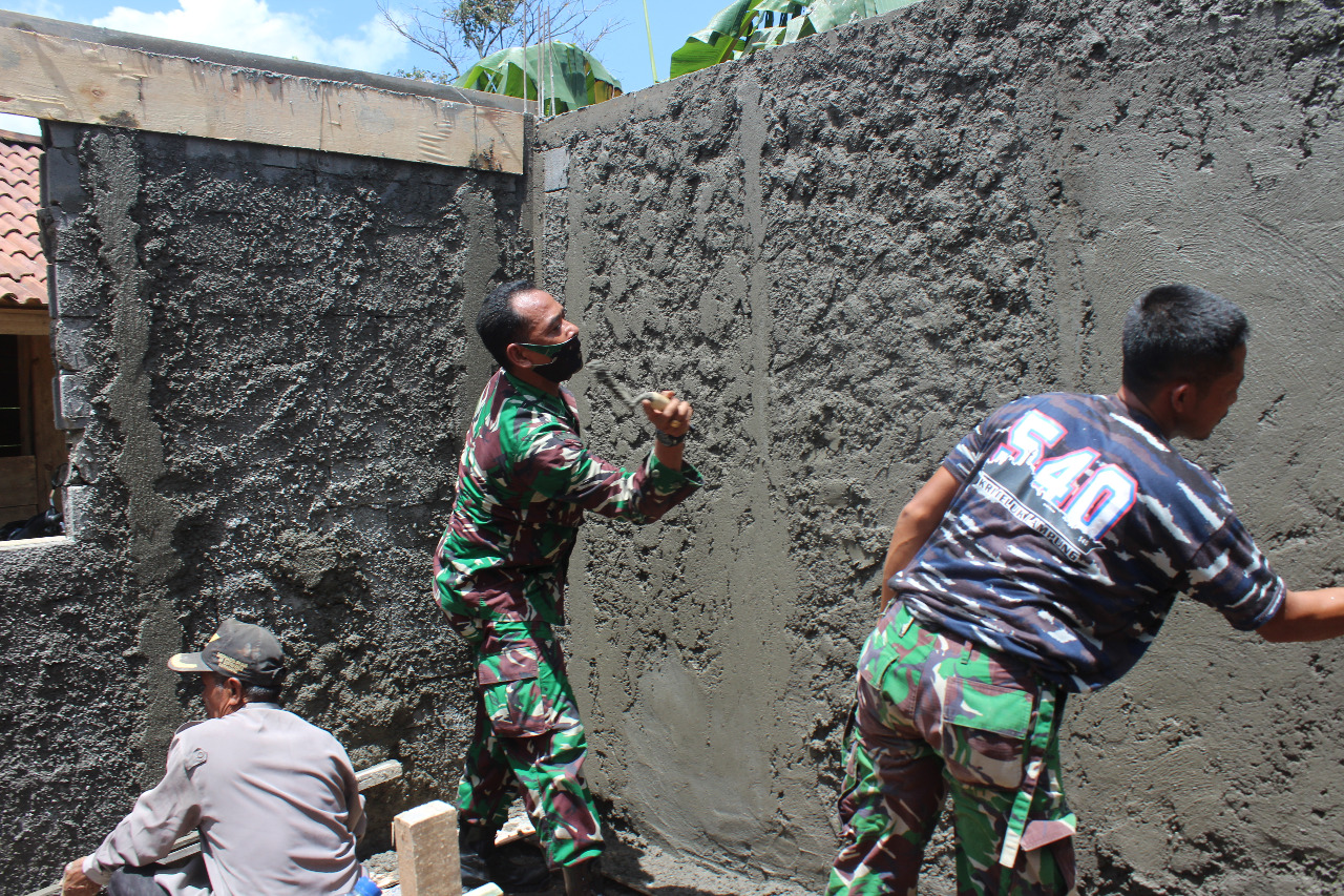 Tangan Terampil Pasiter Turut Serta Dalam Pembangunan Poskamling TMMD