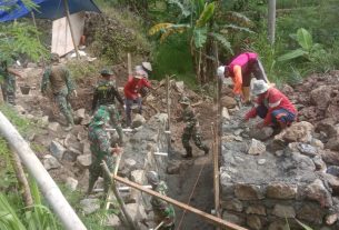 Tinggal Separuh Perjalan, Satgas TMMD Bersama Warga Kebut Pembuatan Jembatan