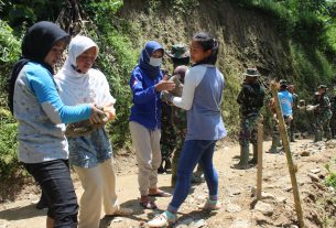 Karang Taruna Desa Brenggolo Terjun Sukseskan TMMD Reguler Ke-110