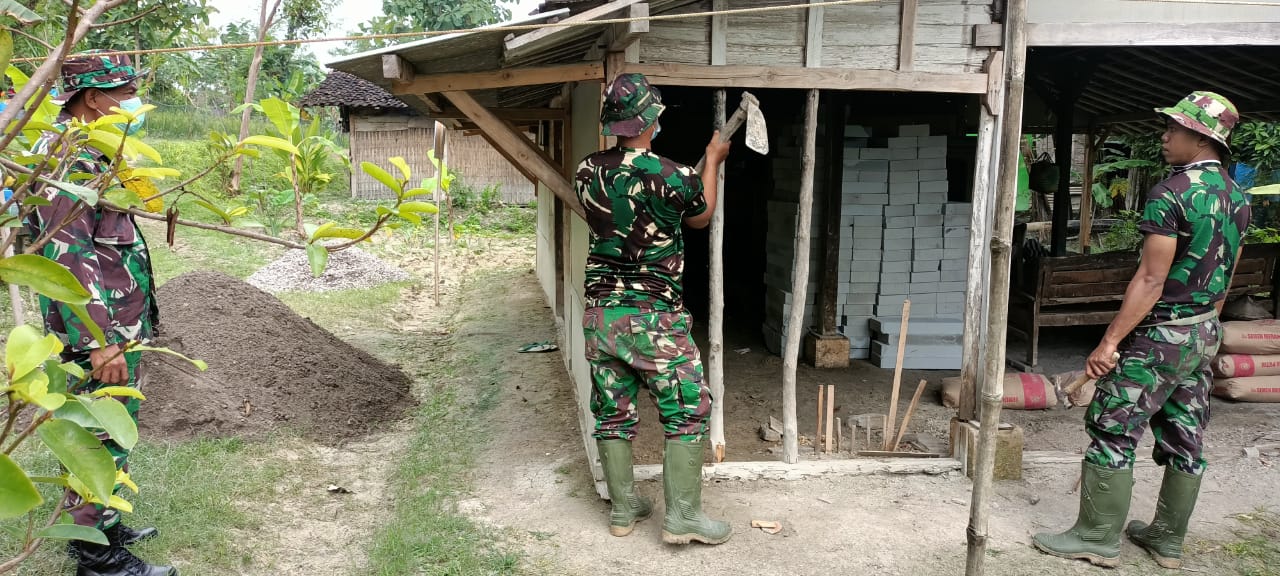 Satgas TMMD Bojonegoro Bongkar Rumah Yatemo Warga Jatimulyo
