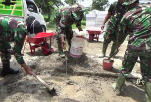 Tak Mau Kalah, Serka (K) Nita Turut Kerjakan Program Aladin TMMD Bojonegoro