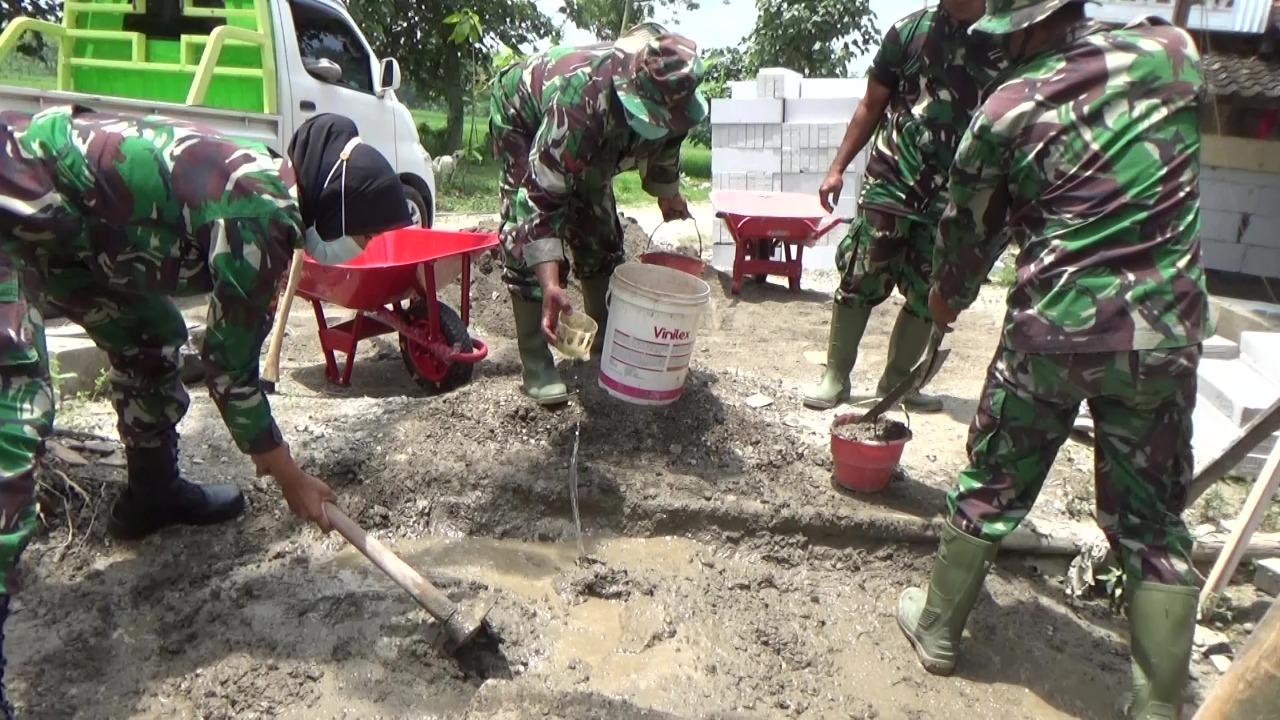 Tak Mau Kalah, Serka (K) Nita Turut Kerjakan Program Aladin TMMD Bojonegoro
