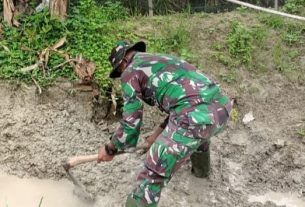 Satgas TMMD Bojonegoro Gali Tanah Untuk Pembuatan Saluran Drainase Drainase